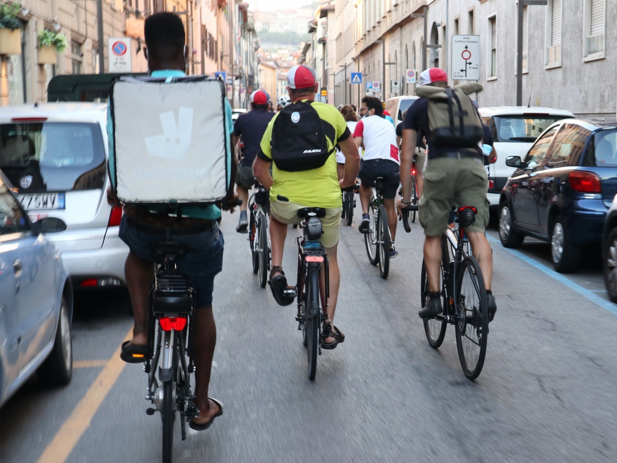 Come incentivare la mobilità ciclistica? Diventando automobilisti migliori