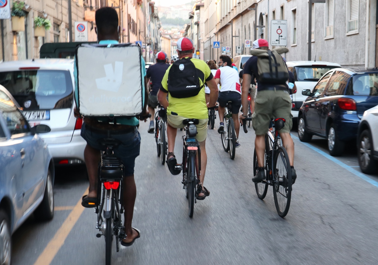Come incentivare la mobilità ciclistica? Diventando automobilisti migliori